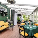 Alice Backyard - Apartments, & Exclusive Cave Saunas Гостевой дом 4*