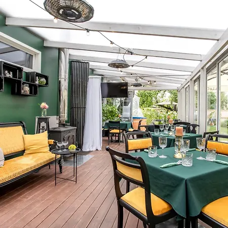 Alice Backyard - Apartments, & Exclusive Cave Saunas Гостьовий будинок 4*