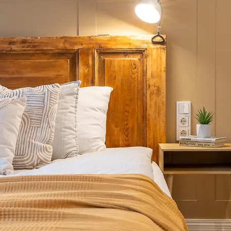Гостьовий будинок Alice Backyard - Apartments, & Exclusive Cave Saunas