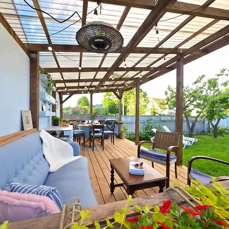 Alice Backyard - Apartments, & Exclusive Cave Saunas Гостьовий будинок 4*