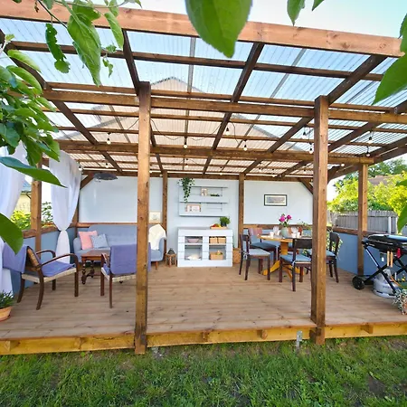 Гостьовий будинок Alice Backyard - Apartments, & Exclusive Cave Saunas Пярну