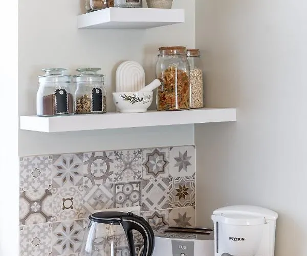 Alice Backyard - Apartments, & Exclusive Cave Saunas Гостьовий будинок