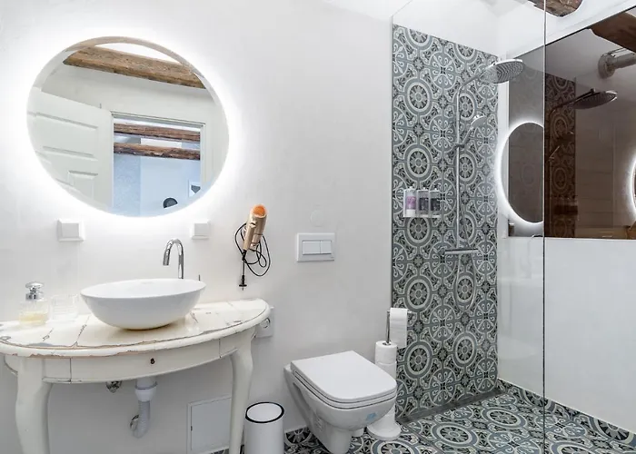 Гостьовий будинок Alice Backyard - Apartments, & Exclusive Cave Saunas 4*